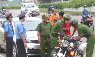 Bình Dương ra quân xử lý tình trạng lấn chiếm vỉa hè, chạy ngược chiều trên quốc lộ 13