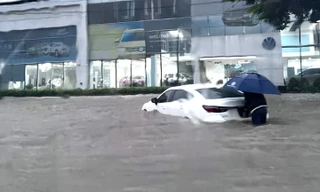 Ô tô, xe máy ‘ngâm mình’ trên đường trong cơn mưa kéo dài ở Bình Dương