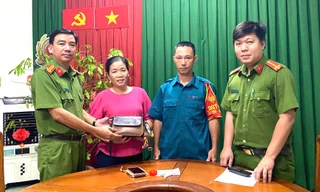 Dân quân nhặt được bóp da có nhiều tiền, vàng trong công viên ở Bình Dương