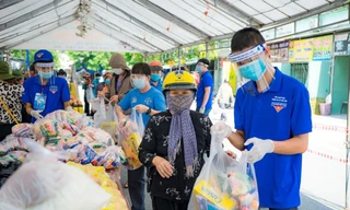 Tuổi trẻ đất Thủ hỗ trợ người dân với phiên chợ 0 đồng