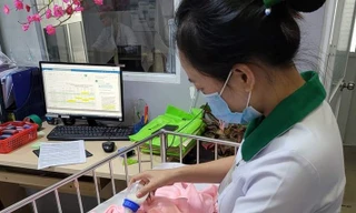 Bé 3 tháng tuổi nguy kịch trong bệnh viện bị mẹ ruột bỏ rơi