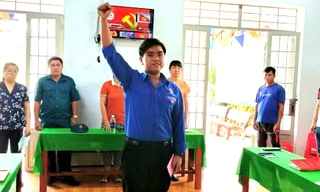 Phó trưởng khu phố 20 tuổi viết đơn xin nhập ngũ