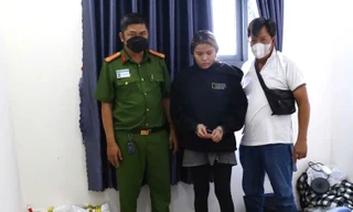 Cảnh sát đột kích căn hộ của cô gái ở Bình Dương, phát hiện lượng lớn ma tuý, súng đạn