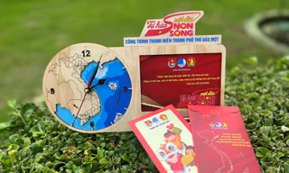 Phong bao lì xì, đồng hồ Tết ấn tượng của tuổi trẻ đất Thủ