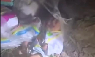 Phát hiện bé gái sơ sinh trong túi nilon đặt bên đường ở Bình Dương 