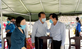 Cư dân bất ngờ khi bị phong tỏa nơi sinh sống do có ca dương tính với SARS- CoV-2