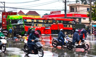 Cabin xe đầu kéo và xe khách biến dạng sau va chạm ở Bình Dương