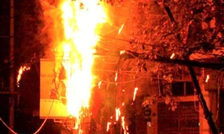 Clip cột điện phát nổ, tia lửa bắn như pháo hoa ở Bình Dương