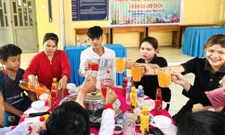 Mâm cơm ấm áp cho thanh niên công nhân ngày giáp Tết