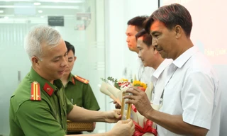  5 công nhân cứu hỏa kịp thời được Giám đốc Công an Bình Dương khen thưởng