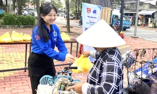 Tuổi trẻ đất Thủ lo bữa sáng miễn phí, xe bánh mì 0 đồng cho công nhân khó khăn 
