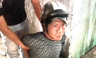 Bắt kẻ kề dao vào cổ nữ gia chủ để cướp tài sản