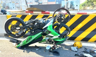 Mô tô lật ngửa, tài xế đi cấp cứu sau khi lao vào dải phân cách