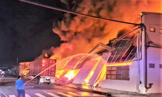 Nhà xưởng rộng 2.200m2 ở Bình Dương bốc cháy rừng rực trong đêm