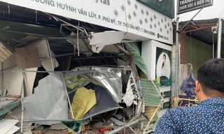 Xe tải mất lái tông sập cơ sở thẩm mỹ ở Bình Dương, tài xế mắc kẹt