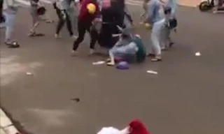 10 nữ sinh hỗn chiến vì một cuộc tình tay ba 