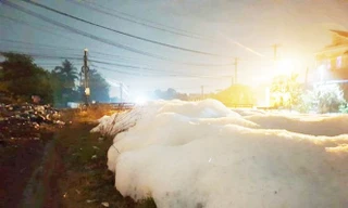 Lập đoàn kiểm tra hiện tượng 'tuyết' phủ trắng sau mưa ở Bình Dương