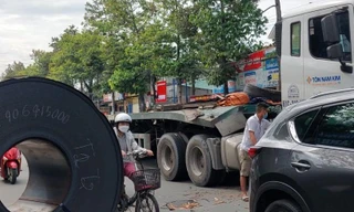 Cuộn tôn 40 tấn lao xuống đường suýt đè bẹp xe 4 chỗ đang lưu thông