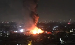 Cháy dữ dội, lửa bao trùm nhà hàng hải sản ở Bình Dương