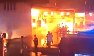 Nhà xưởng công ty bao bì chìm trong biển lửa ở Bình Dương 