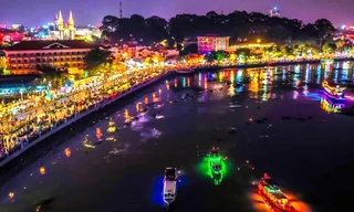 Vẻ đẹp lung linh như tranh của phố đi bộ đầu tiên tại Bình Dương lúc về đêm