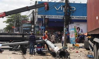 Xe container tông kiốt, trụ đèn và nghiền nát xe máy dưới gầm 