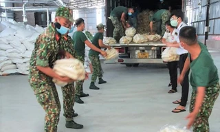 Bộ đội tất bật lo lương thực cho gần 720.000 dân vùng ‘đông cứng, khóa chặt’