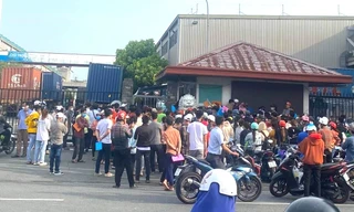 Hàng trăm người chen chân nộp hồ sơ xin việc