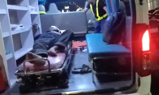 Clip nhóm bạn ở Bình Dương khẩn cấp cứu người đi xe máy cán đinh ngã trọng thương trong đêm