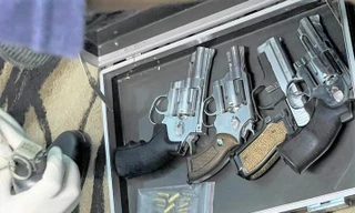 Phát hiện súng đạn cùng 10kg ma tuý trong căn nhà cấp 4 ở Bình Dương