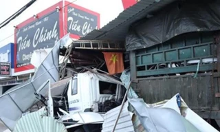 Xe container húc sập 4 nhà dân, nhiều người may mắn thoát chết