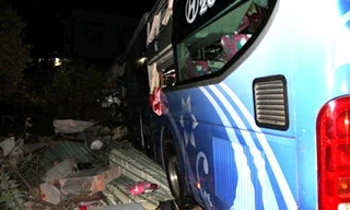 Xe tải nát bét khi tông trực diện xe khách, 6 người thương vong