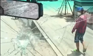 Xe tải bị nhóm người chặn đầu đập vỡ kính, dọa giết tài xế