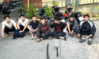 Gọi hội vác hung khí đi tìm người bắt nạt em gái người yêu thì gặp công an