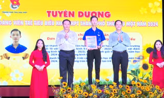 Tuyên dương đảng viên trẻ tiêu biểu khối THPT tại Bình Dương