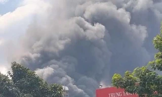 Khói lửa nhấn chìm 2 nhà xưởng ở Bình Dương