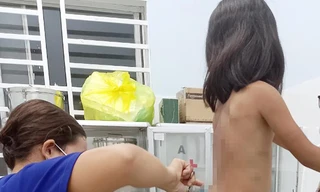 Công an làm việc với mẹ và bố dượng bé gái 7 tuổi nghi bị bạo hành 