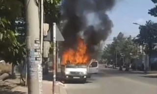 Ô tô đang chạy bất ngờ bốc cháy, 2 người thoát chết 