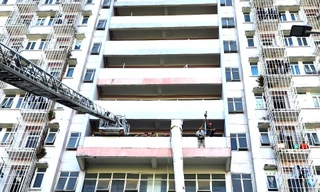 Sinh viên làng đại học tập thoát nạn khi kí túc xá 10 tầng bốc cháy