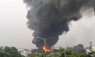 Lửa bao trùm xưởng mút xốp trong cơn mưa lớn ở Bình Dương