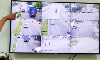 ‘Mắt thần’ phát hiện nhiều xe công ngang nhiên vượt đèn đỏ