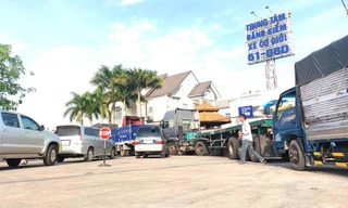 Xe các nơi dồn về, các trung tâm đăng kiểm ở Bình Dương quá tải