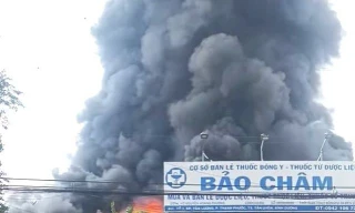 Lửa bao trùm xưởng mút xốp gần cây xăng và chợ ở Bình Dương