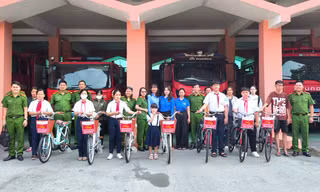 Tặng xe đạp cho học sinh khó khăn học tập tốt trong Tháng Thanh niên