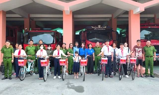 Tặng xe đạp cho học sinh khó khăn học tập tốt trong Tháng Thanh niên