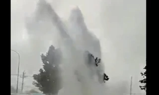 ‘Vòi rồng’ phun như thác đổ ở Bình Dương