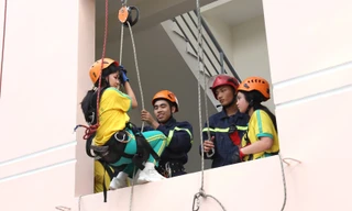 ‘Lính cứu hỏa’ nhí đu dây, trèo nhà cao tầng chữa cháy, cứu nạn