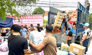 Trăm tấn hàng từ người dân Bình Dương lên đường ra Bắc cứu trợ