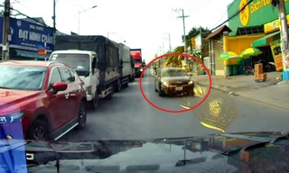 CLIP: Ô tô 5 chỗ liên tục nháy đèn, chạy ngược chiều gây bức xúc
