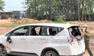 Tạm giữ người đập phá ô tô đậu không xin phép 